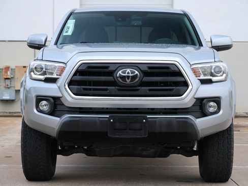 Used 2018 Toyota Tacoma SR5 RWD image 17