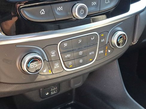 Used 2023 Chevrolet Traverse LT w/ LT Premium Package AWD/4WD image 17