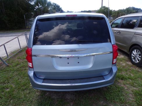 Used 2013 Chrysler Town & Country Touring image 5