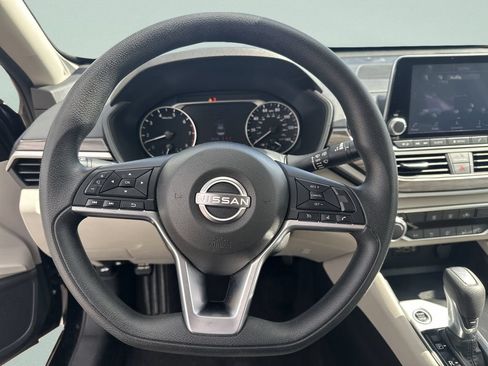 Used 2025 Nissan Altima 2.5 SV FWD image 15