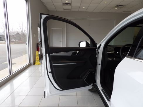 Used 2025 Buick Enclave Preferred AWD/4WD image 10