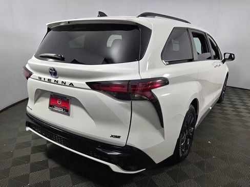 Used 2025 Toyota Sienna XSE AWD/4WD image 8