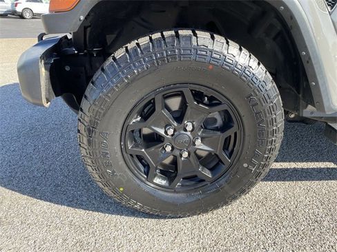 Used 2021 Jeep Gladiator Willys image 9