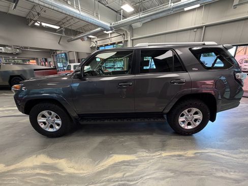 Used 2017 Toyota 4Runner SR5 AWD/4WD image 49