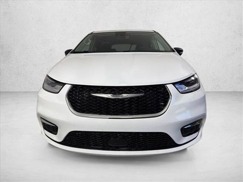Used 2024 Chrysler Pacifica Touring-L FWD image 8