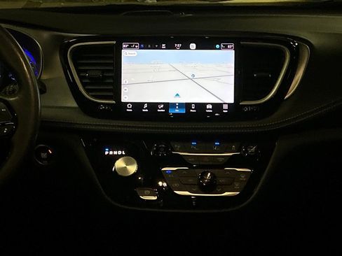 Used 2021 Chrysler Pacifica Touring-L w/ Uconnect Theater Family Group image 18