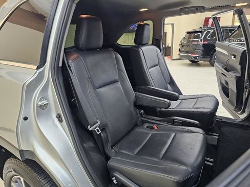 Used 2019 Toyota Highlander XLE FWD image 24