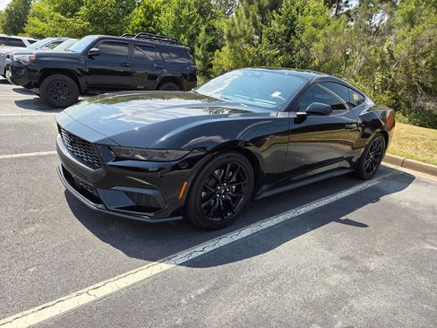 Used 2025 Ford Mustang Coupe RWD image 3