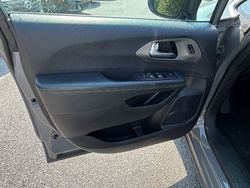 Used 2025 Chrysler Pacifica Select FWD image 14