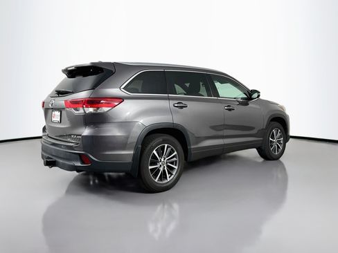 Used 2017 Toyota Highlander XLE AWD/4WD image 7