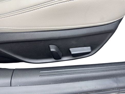 Used 2023 Genesis G70 2.0T image 48