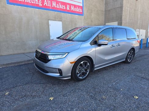 Used 2023 Honda Odyssey Elite image 3