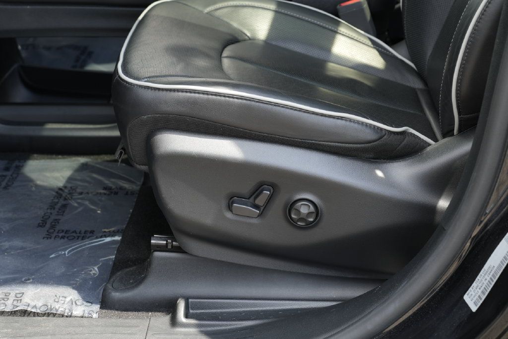 Used 2025 Chrysler Pacifica Limited FWD image 18