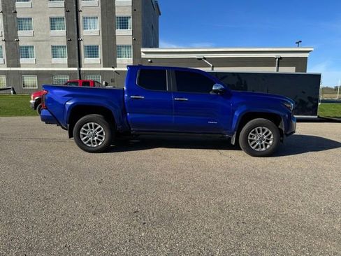 Used 2024 Toyota Tacoma Limited w/ Limited Package (LT) AWD/4WD image 12