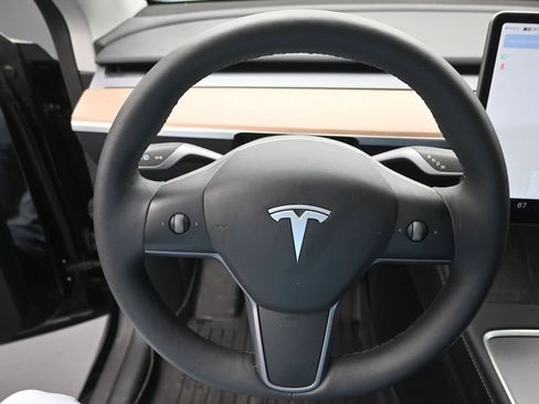 Used 2024 Tesla Model Y Long Range AWD/4WD image 3