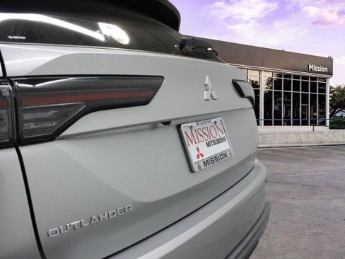 New 2025 Mitsubishi Outlander SE image 4