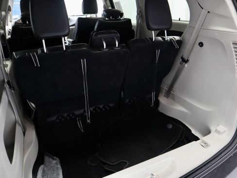 Used 2023 Chrysler Pacifica Limited FWD image 15