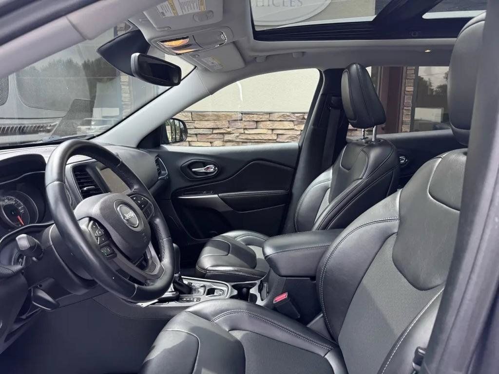 Used 2019 Jeep Cherokee Latitude Plus w/ Comfort/Convenience Group FWD image 11