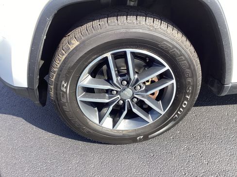 Used 2017 Jeep Grand Cherokee Limited image 9