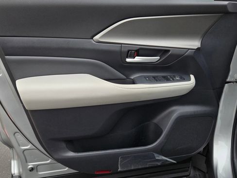 Certified 2026 Toyota Grand Highlander FWD image 9