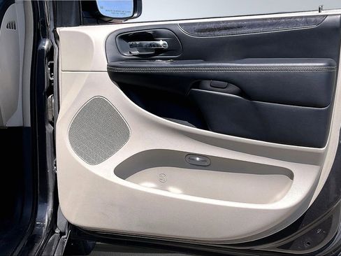 Used 2016 Chrysler Town & Country Touring-L w/ Driver Convenience Group FWD image 18