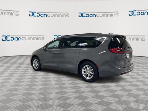 Used 2022 Chrysler Pacifica Touring-L image 6