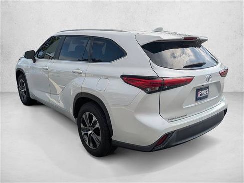 Used 2023 Toyota Highlander XLE FWD image 7