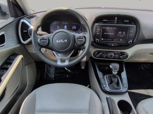 Used 2025 Kia Soul LX w/ LX Technology Package FWD image 19