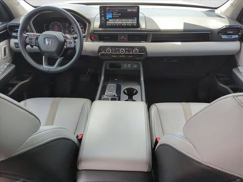 Used 2025 Honda Pilot Touring image 18