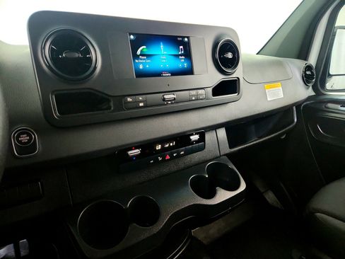 Used 2023 Mercedes-Benz Sprinter 2500 image 27