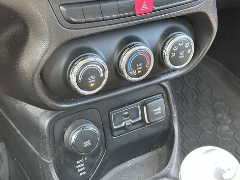 Used 2015 Jeep Renegade Latitude AWD/4WD image 29