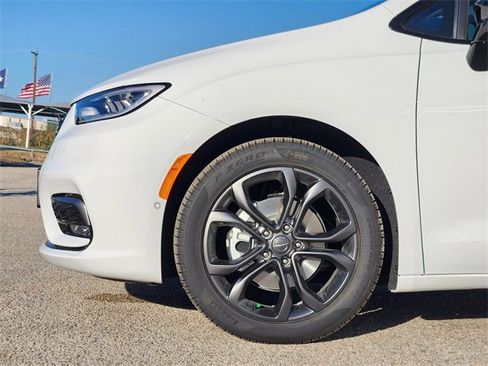 New 2026 Chrysler Pacifica Select image 5