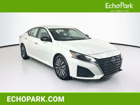 Used 2025 Nissan Altima 2.5 SV FWD image 1