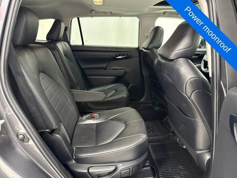 Used 2022 Toyota Highlander XLE image 12