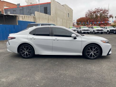 Used 2023 Toyota Camry SE image 3