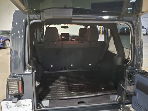 Used 2016 Jeep Wrangler Unlimited Sahara w/ Connectivity Group image 43