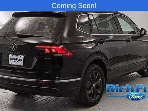Used 2024 Volkswagen Tiguan SE w/ Panoramic Sunroof Package image 3
