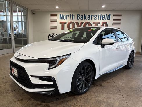 Certified 2025 Toyota Corolla SE image 1