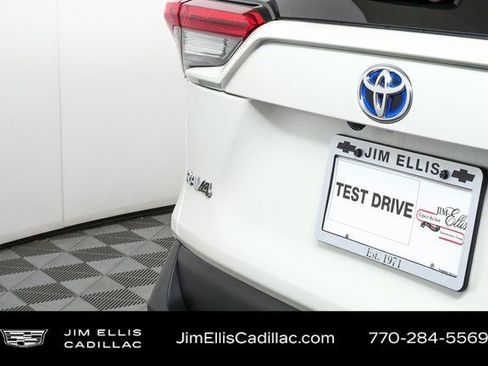 Used 2022 Toyota RAV4 XLE Premium image 33