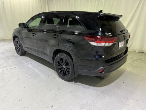 Used 2019 Toyota Highlander SE w/ Nightshade Edition AWD/4WD image 8