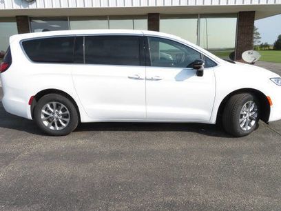 New 2026 Chrysler Pacifica Select