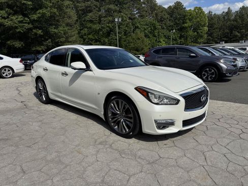 Used 2018 INFINITI Q70 Luxe RWD image 18