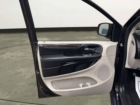 Used 2016 Dodge Grand Caravan American Value Package FWD image 12