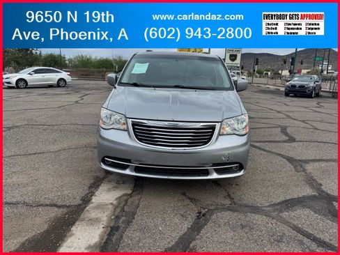 Used 2016 Chrysler Town & Country Touring image 3