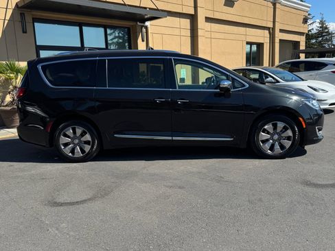 Used 2019 Chrysler Pacifica Limited w/ Advanced Safetytec Group FWD image 8