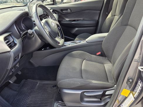 Used 2019 Toyota C-HR XLE image 4