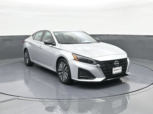 Used 2024 Nissan Altima 2.5 SV FWD image 22
