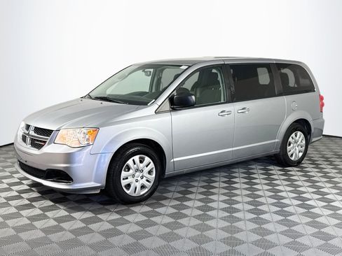 Used 2018 Dodge Grand Caravan SE w/ UConnect Hands-Free Group FWD image 4