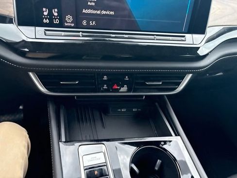 Used 2025 Volkswagen Atlas SE FWD image 32