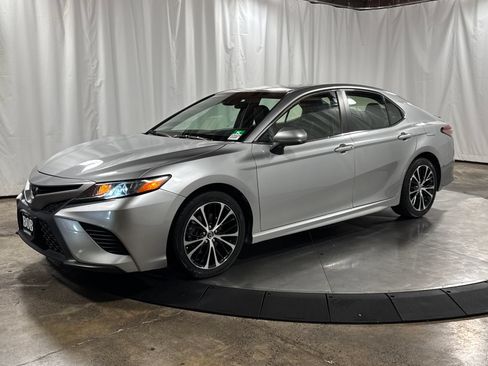 Used 2018 Toyota Camry SE FWD image 1